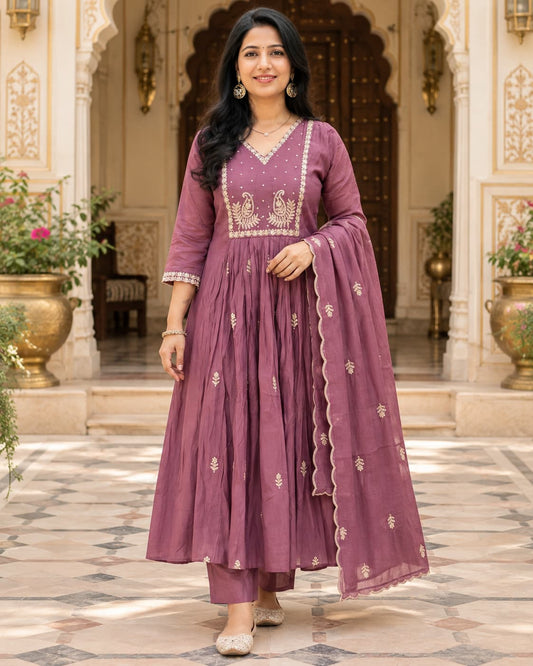 Zariya mauve muslin silk embroidered kurta set with dupatta by Odhanibymann