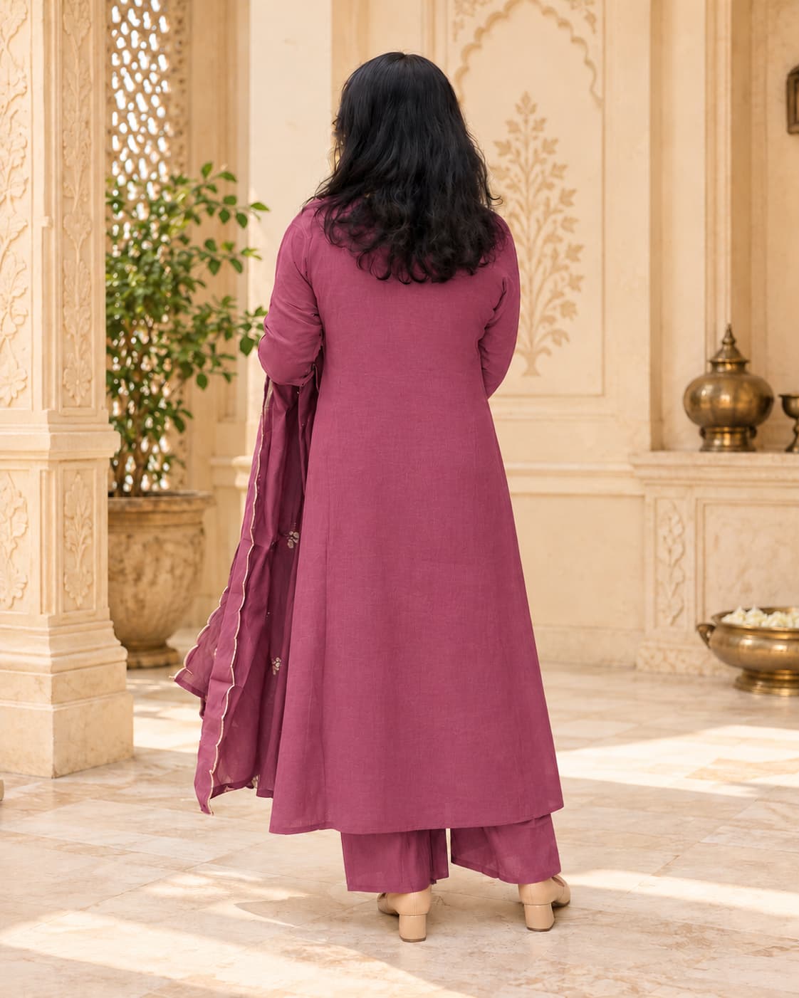 Embroidered three-quarter sleeve cuffs on the Zariya mauve kurta
